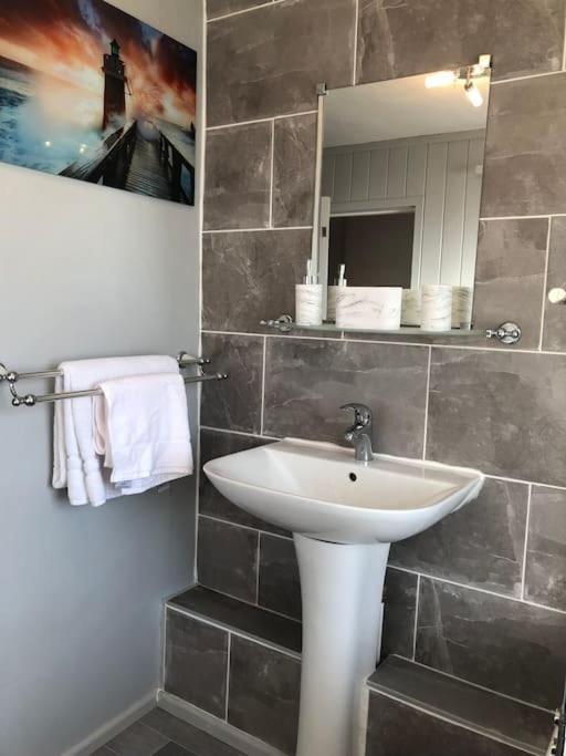 Church View Let - - Sleeps 6 Apartment